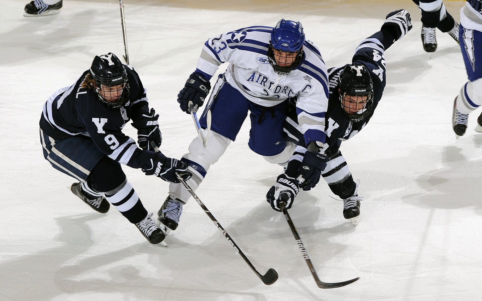 “沙滩排球：高新体育中心赛场激情四溢，冠军争夺激烈”